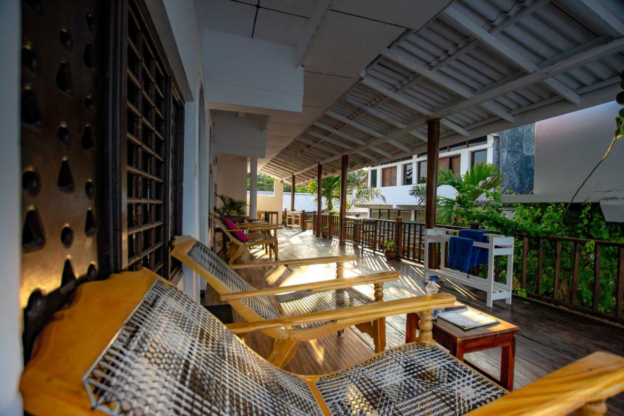 Water Edge Hotel & Restaurant Аругам Экстерьер фото